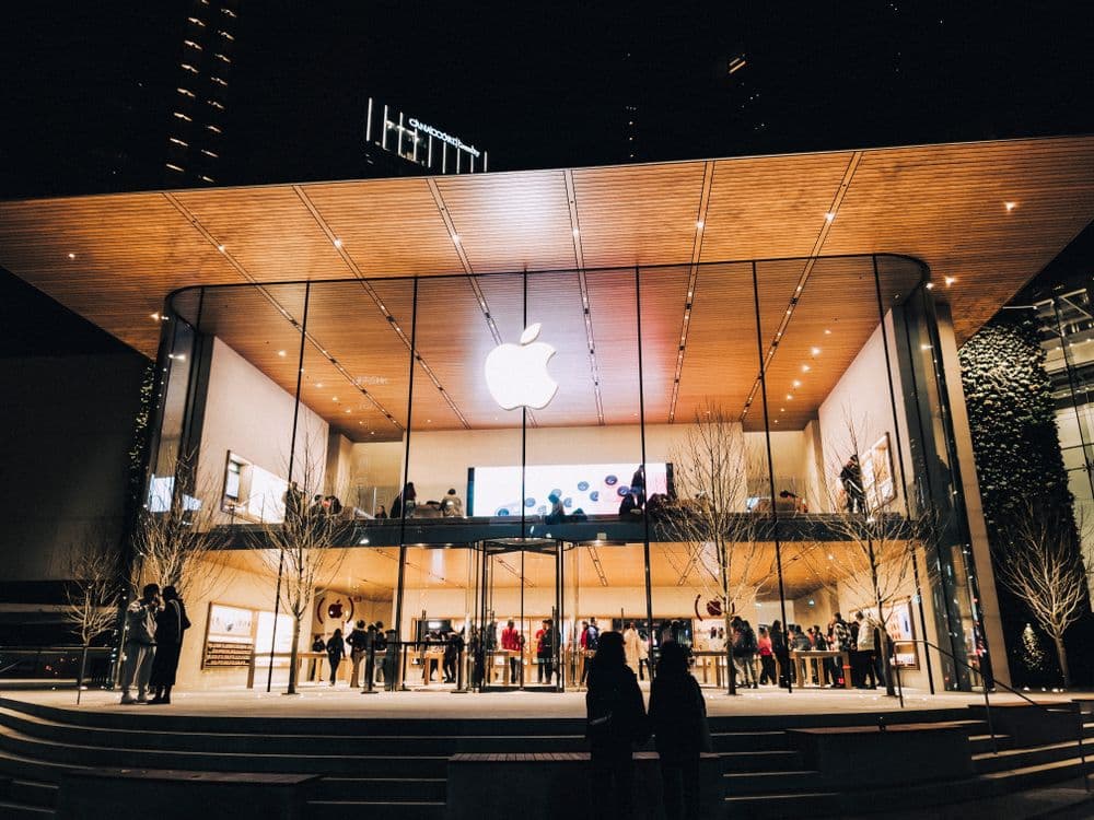 Apple shares slide 7 percent after weak guidance and supply constraints spook investors