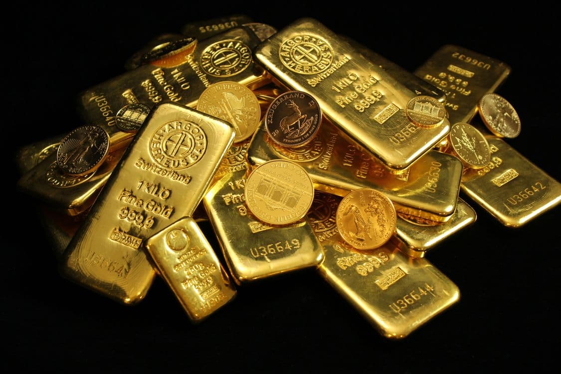 Gold slips below 4,100 dollars but heads for first monthly gain since spring